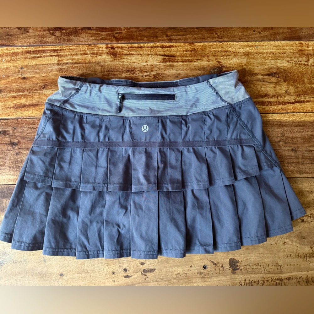 EUC Lululemon Run Pace setter tennis skirt skort 6 Ruffle Charcoal Gray